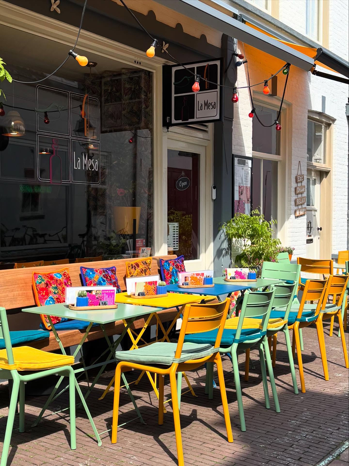 Restaurant La Mesa terras in Culemborg met kleurrijke stoelen