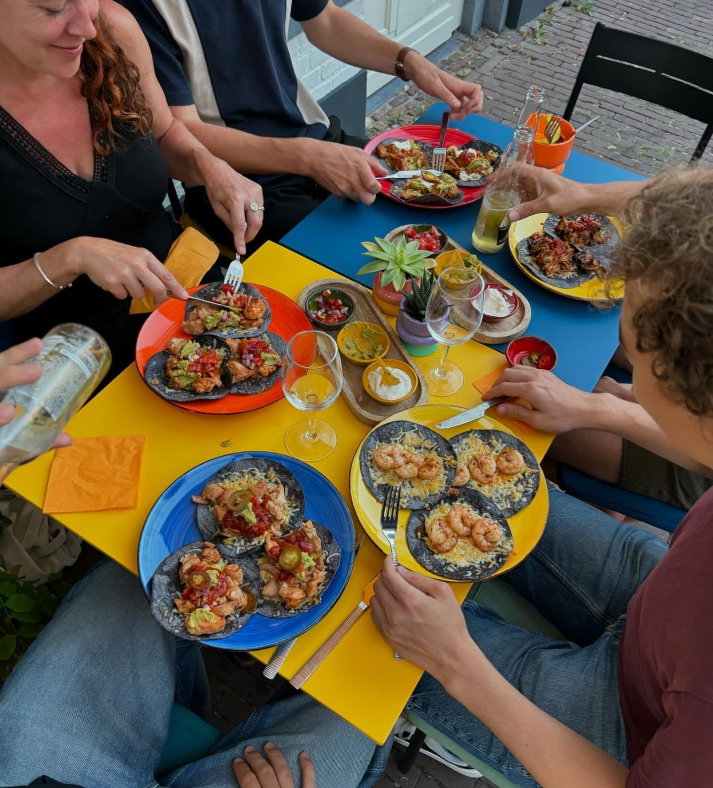 Gasten genieten van gedeelde Latin gerechten bij La Mesa Culemborg